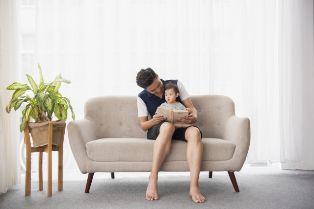 有些父母在跟孩子說故事的時候，會加入說書人說演故事的技巧，或變聲音，或變音量，或加快減緩語調，這些都會幫助孩子更快進入到故事情境裡頭。照片來自於photo-ac.com