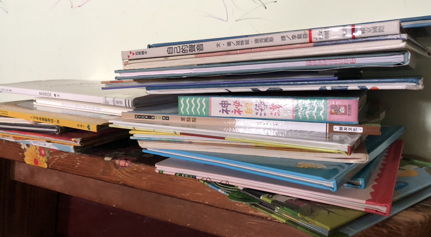 把書像疊羅漢一般的疊起來，增加孩子拿起書本來的心理阻力，久了久了，真的這些繪本們就形如被打入冷宮了。