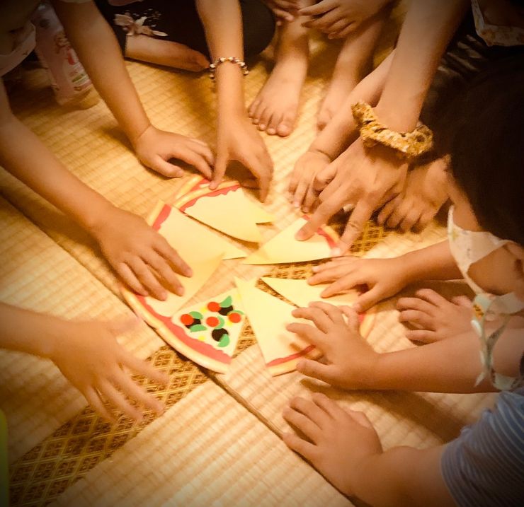 孩子們又七手八腳地把披薩湊上前來，拼成一個大披薩。