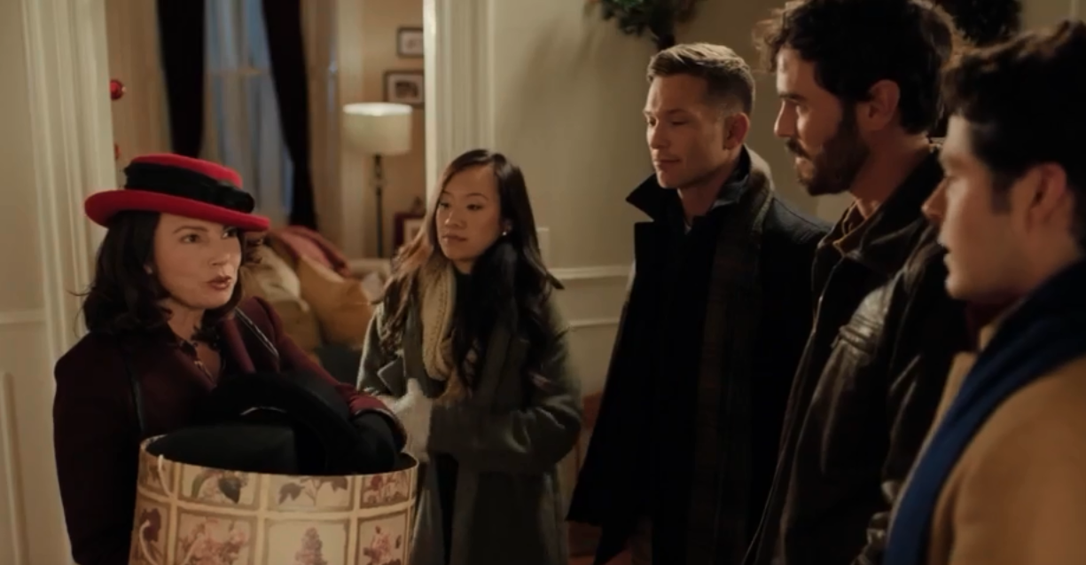 雨果母親（法蘭•德瑞雪飾演）拿著一籃造型特殊的帽子。