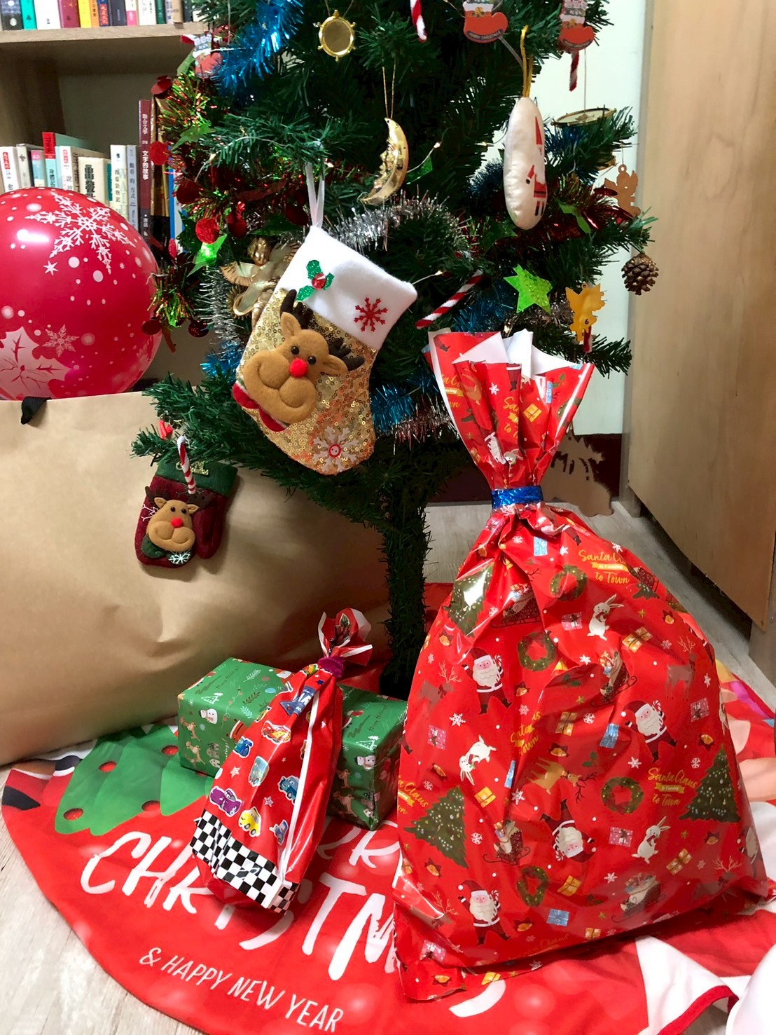 聖誕節不是專屬於孩子的節日，而是全家人的節日。 這就是對貓管家來說，聖誕節及聖誕老人存在的意義。2024年的聖誕樹佈置一景。