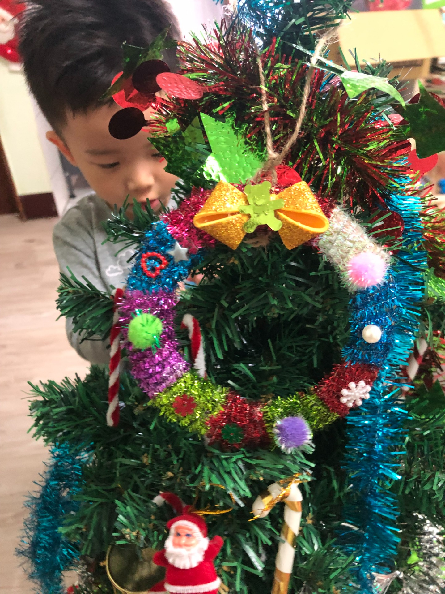 聖誕節對貓管家而言，是一個全家一起逛賣場採購裝飾小物、合力豎立起聖誕樹、替裝飾小物掛上去，充滿儀式感的節日。2025年的聖誕樹佈置一景。