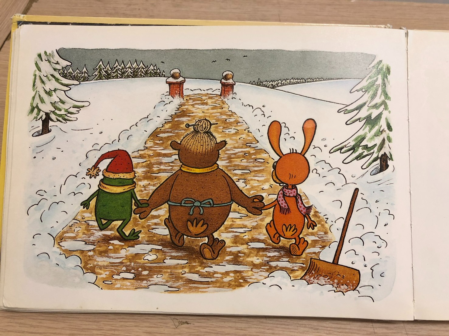 大熊奶奶與青蛙、兔子並肩走著，是整個故事難能可貴的小心機，與兒童並肩前進，是一種平等地位的宣示，亦是開啟後續大熊奶奶與青蛙/兔子兩位兒童對話的可能性。於此亦能看見大熊奶奶即使作為一個長者，也能好好傾聽兩位兒童紛爭的同理心。