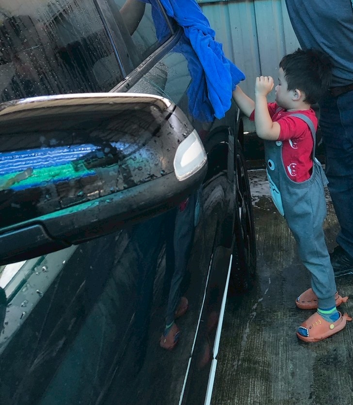 我們全家一起去自助洗車場。