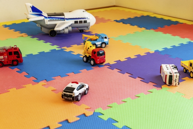 後來貓管家私底下問小淪，「你為什麼會想把飛機借給小毅？你一開始不是不要？」  小淪眼睛看向天花板，很可愛地想了想後說：「嗯嗯⋯⋯因為我後來想一想⋯⋯ 如果我一直跟其他小朋友借⋯⋯ 但人家都不要借給我⋯⋯ 我一定會很難過⋯⋯」照片來自於photo-ac.com