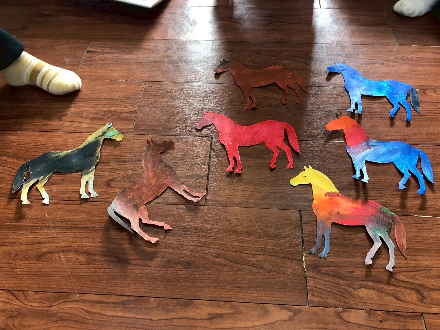 故事結束後，孩子們運用水蠟筆、牙刷等工具製造出渲染色彩效果。孩子們創作的馬兒色彩各異。