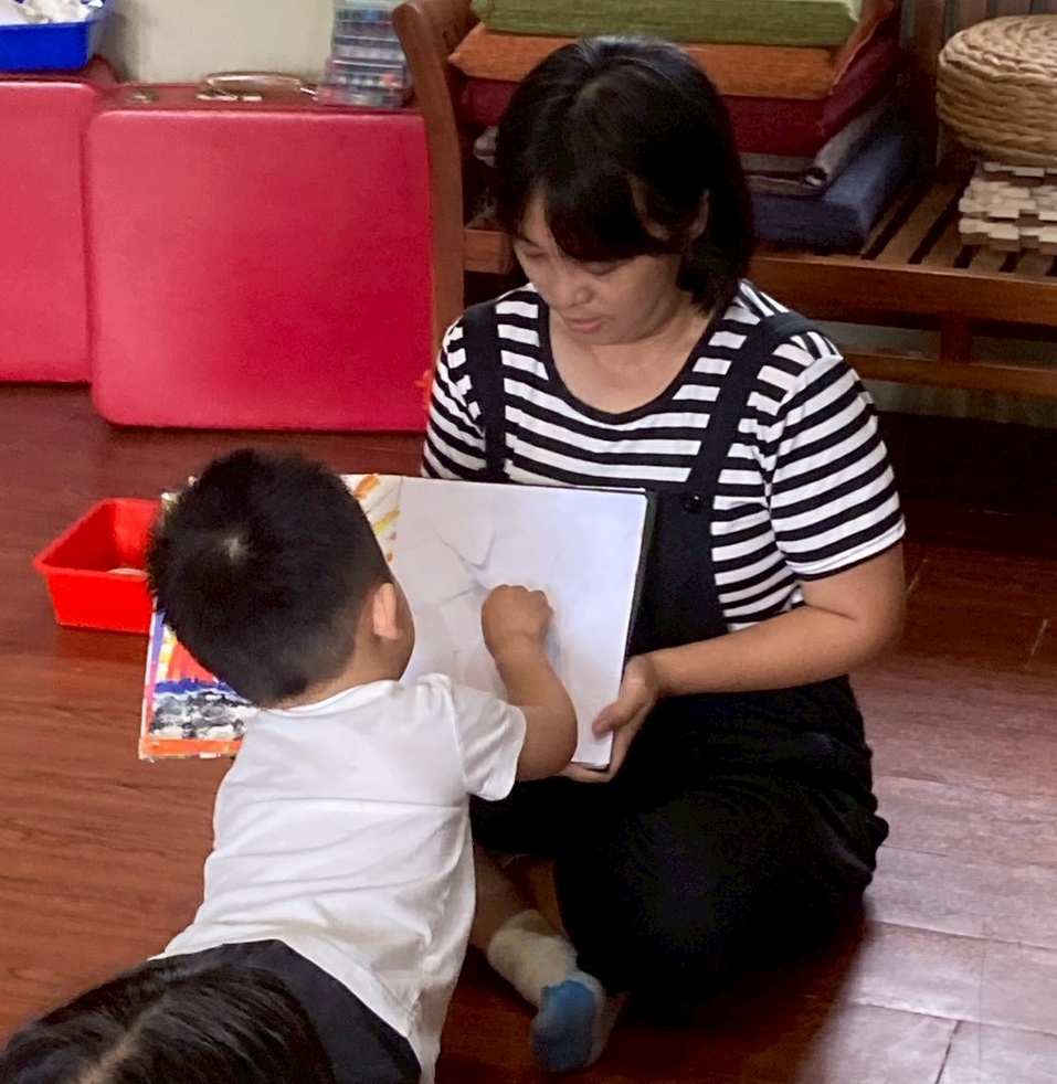 當孩子們齊力把鋪滿整個頁面的白紙撕掉時，猜猜誰出現了？