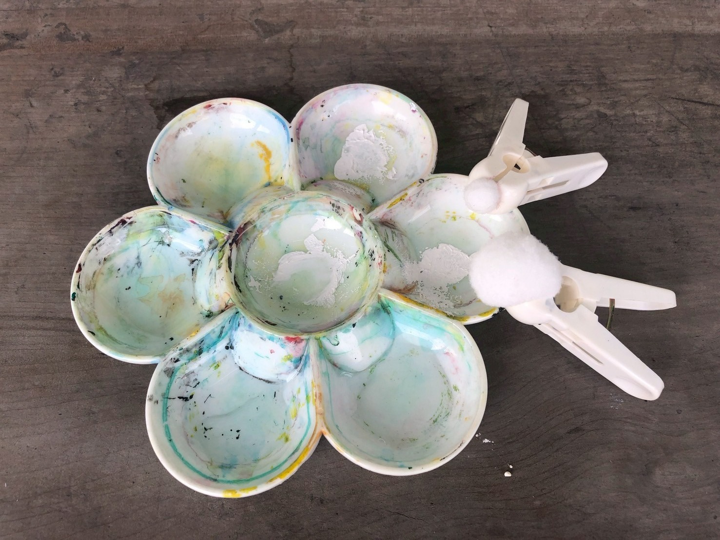 孩子們也用棉花球沾白色顏料，製造下雪的效果。